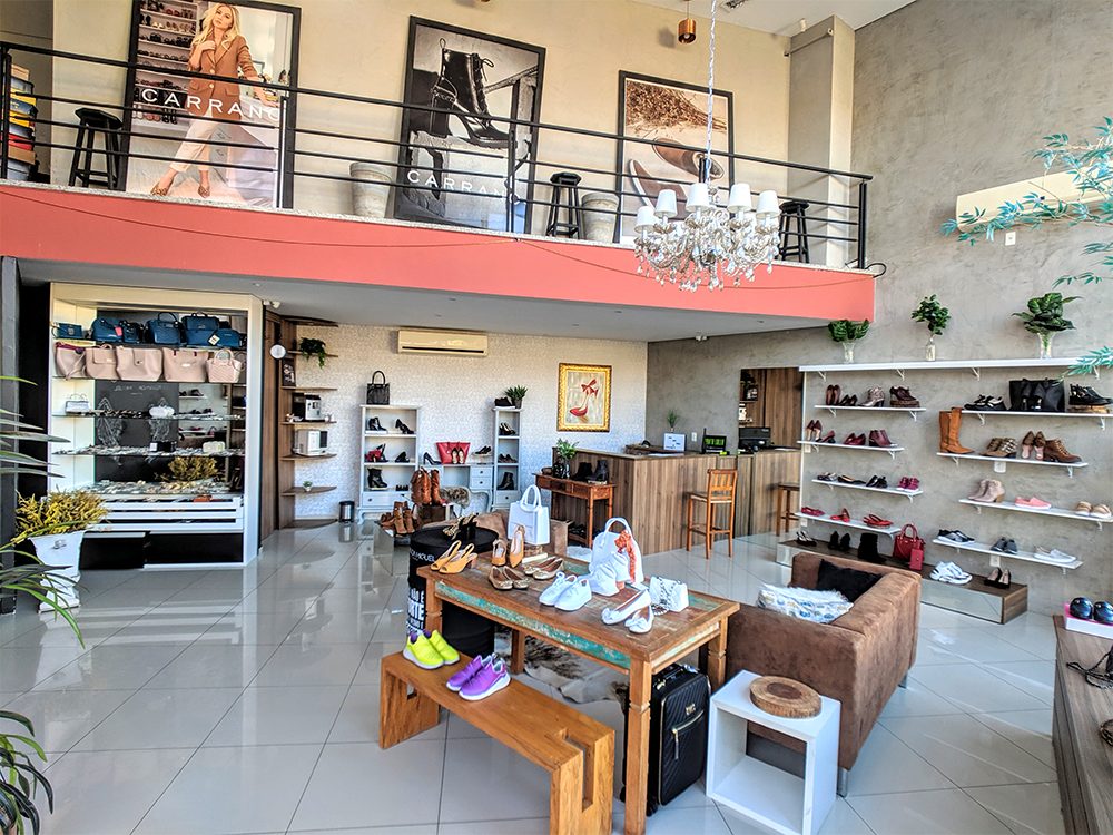 A loja, que conta com sapatos, bolsas e muitos acessórios de marcas como Santa Lolla, Petite Jolie, Carrano, Mezzo Punto e Lialine, começou por um acaso.