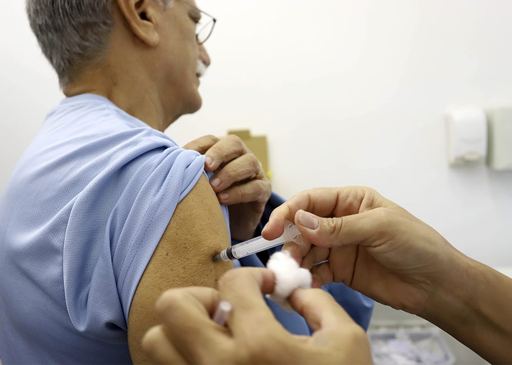 A vacina tríplice viral, que protege contra sarampo, caxumba e rubéola, é oferecida gratuitamente durante todo o ano pelo Sistema Único de Saúde (SUS).