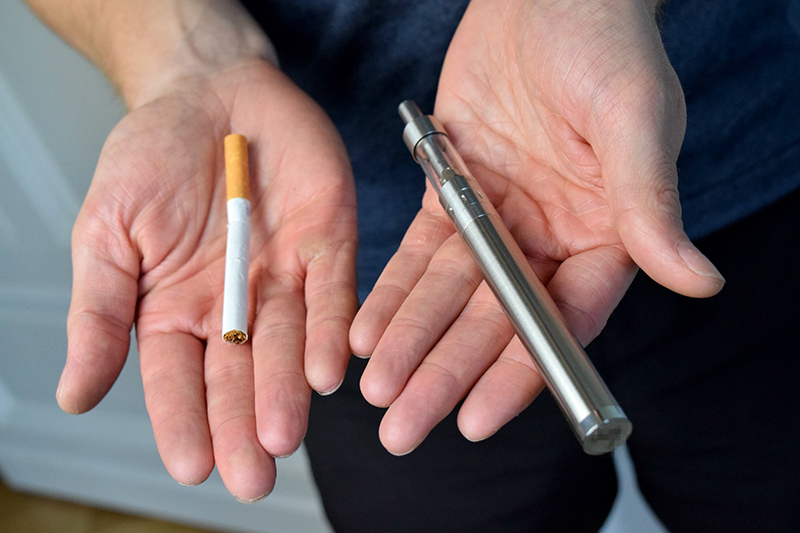 Lançado no mercado com a principal proposta de ser menos prejudicial que sua versão tradicional, os cigarros eletrônicos estão causando muitas discussões. 